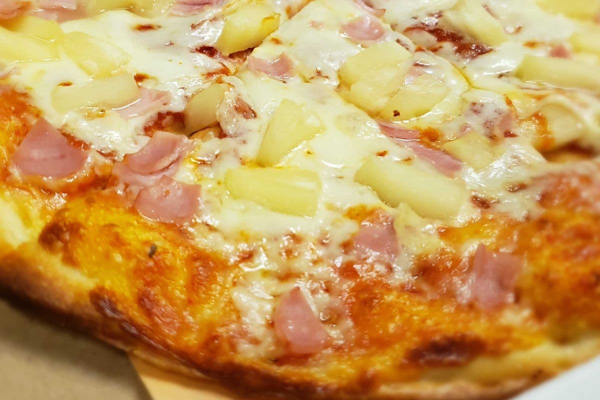 Medium Hawaiian Pizza