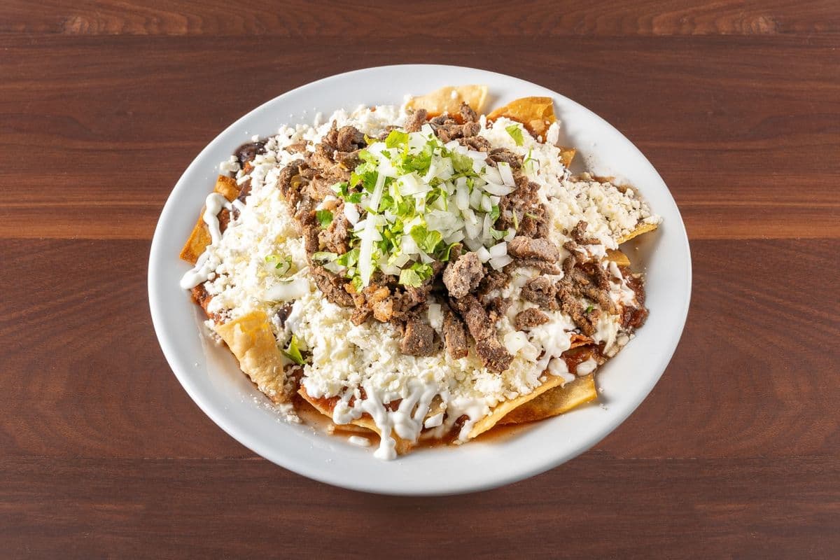Chilaquiles avec une viande au choix / Chilaquiles with a Meat of your Choice