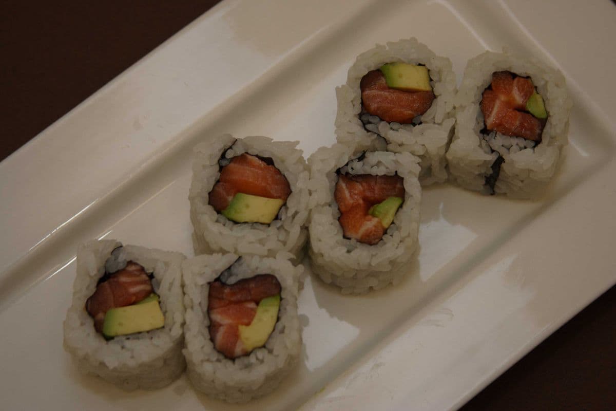 Salmon Avocado Roll (8 pcs)