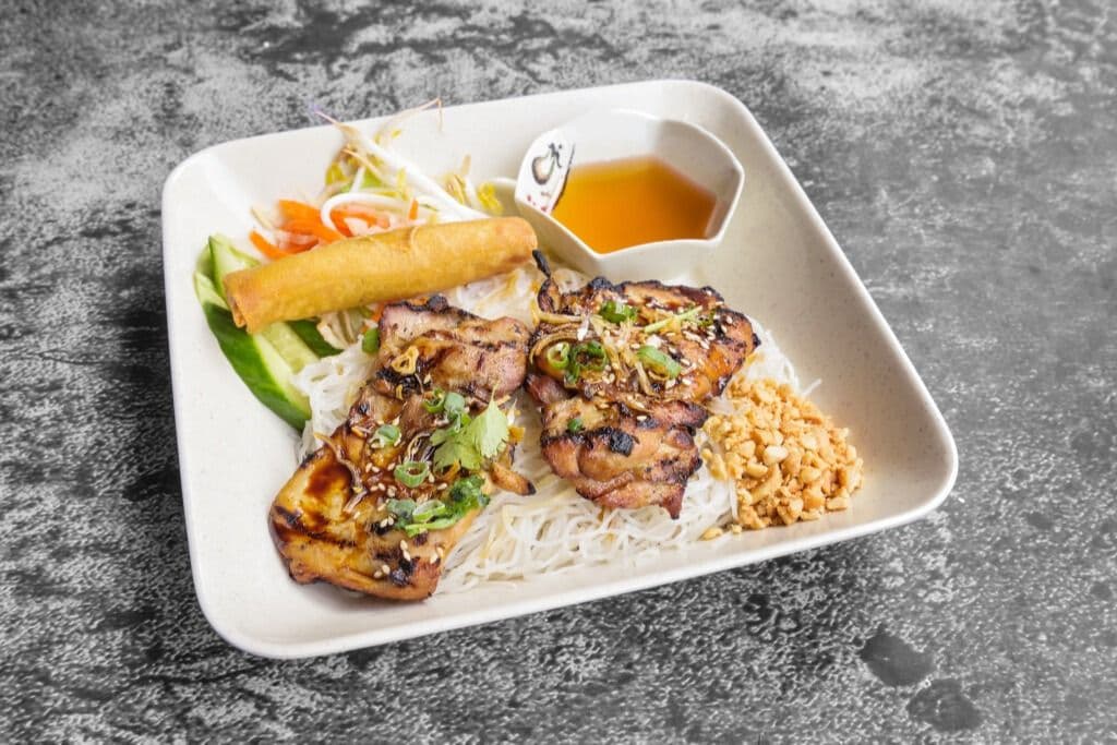 54. Poulet grillé et rouleau impérial sur vermicelles / Grilled chicken and Imperial Roll on Vermicelli
