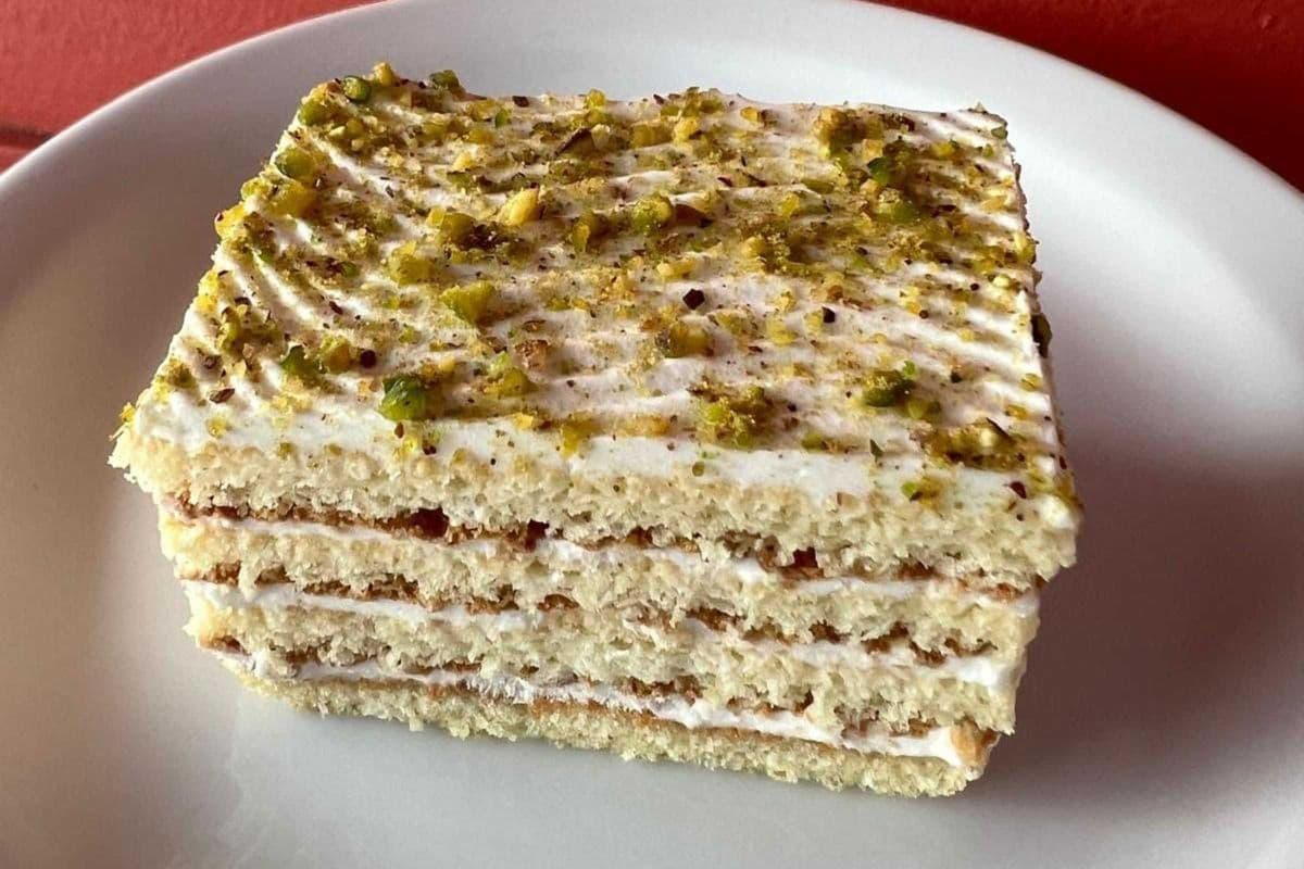 Pistachio Square Cake (One Piece)