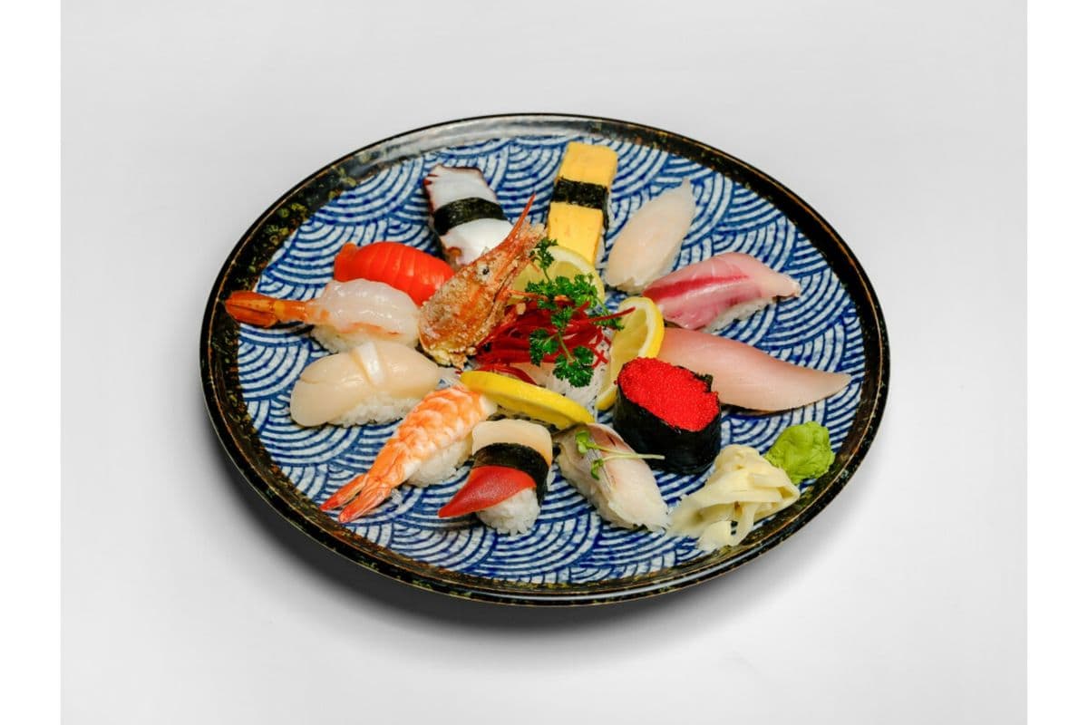 Deluxe Sushi (12 pcs)