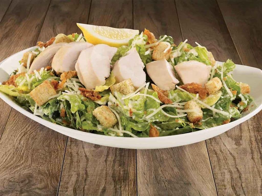 Salade César St-Hubert avec poulet au choix / St-Hubert Caesar salad with your choice of chicken
