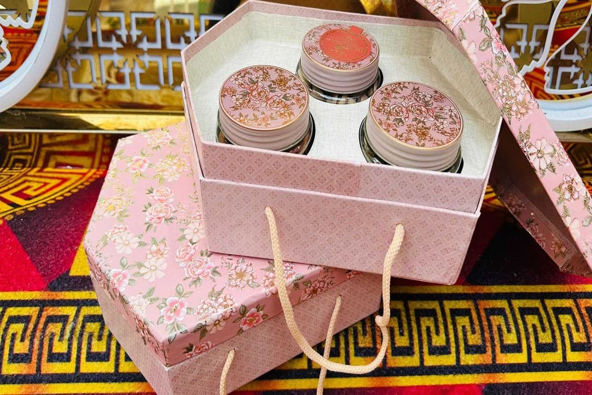 Floweral design hamper in pink color