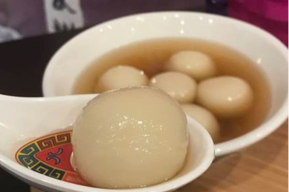 D12. Sesame Sticky Rice Balls in Ginger Soup 勁薑!薑茶芝麻湯圓(6 pcs)
