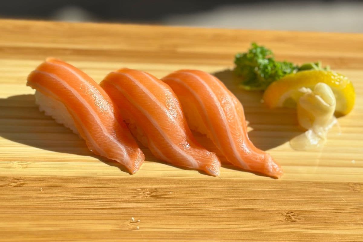 Salmon Sushi (3pc)