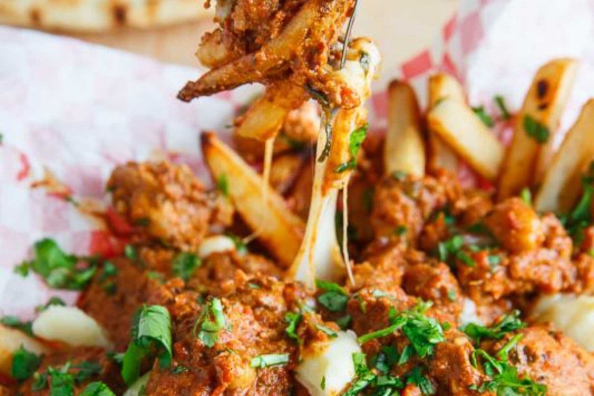 Butter chicken poutine