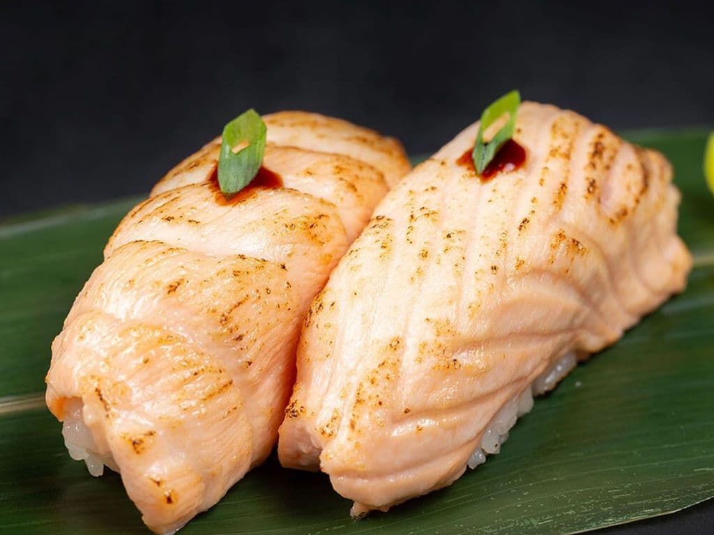 Torched Salmon Sushi 2pcs