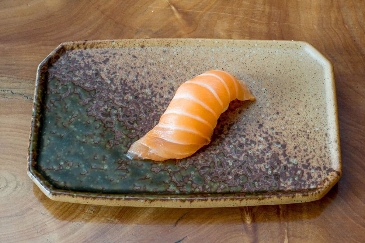 Salmon Sushi (2 pcs)