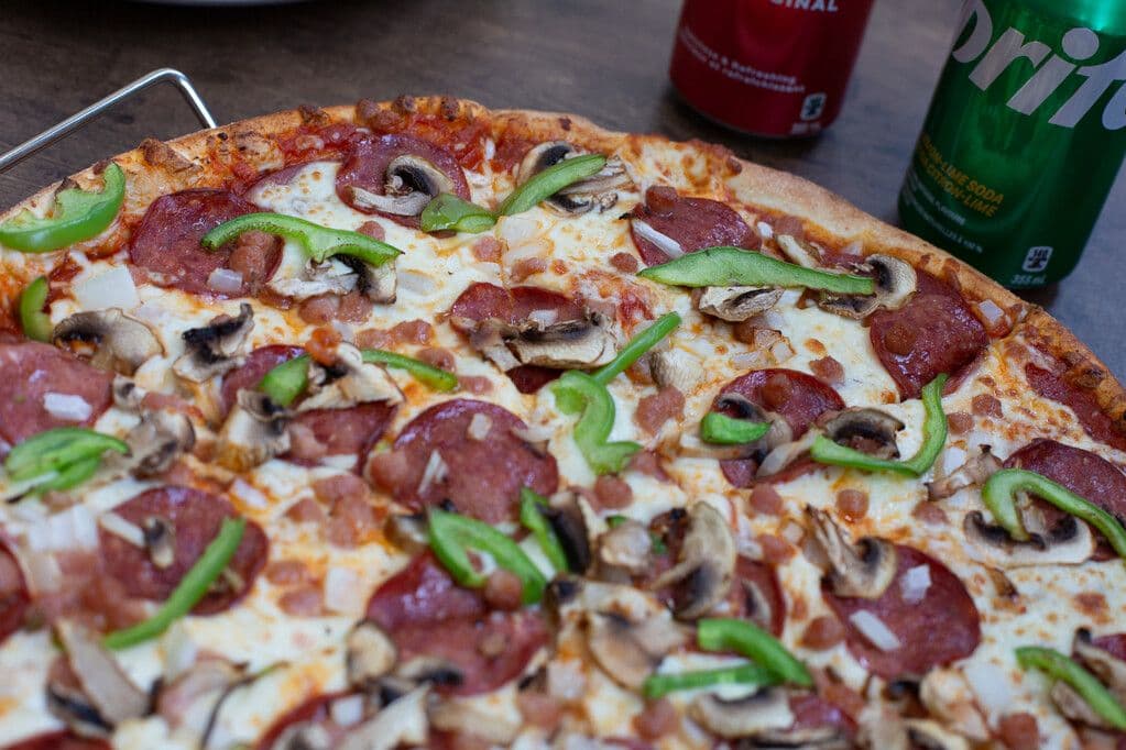 18" Deluxe Pizza