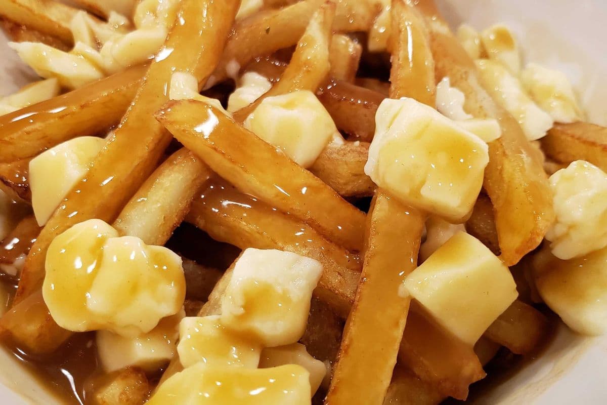 Spicy Popcorn Chicken Poutine 香辣鹽酥雞薯堡
