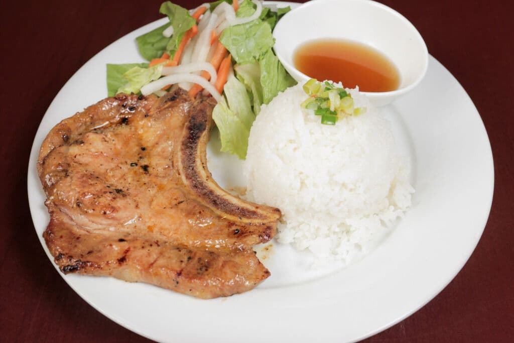 C10. Riz aux travers de Porc grillés | Rice with Grilled Pork Ribs | Cơm sườn nướng