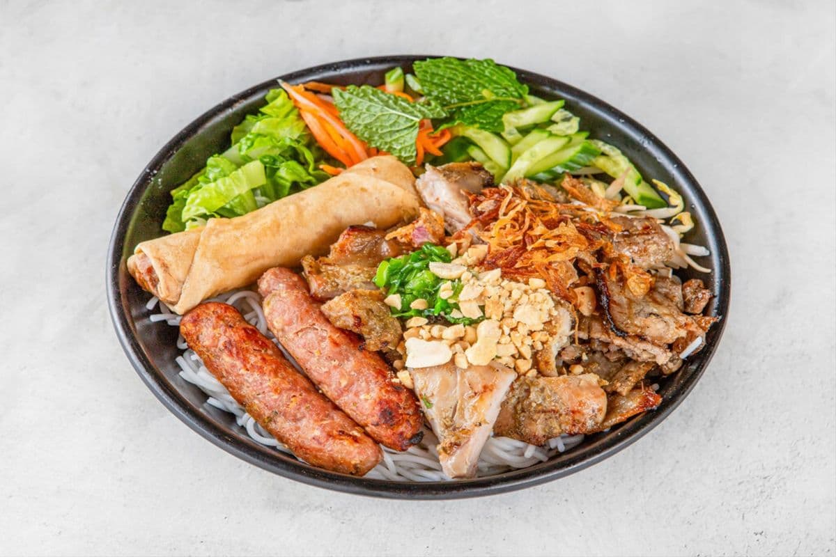 118. House Special Vermicelli (Grill Pork, Grilled Chicken, Sausage, and Spring Roll with Vermicelli (Bun Đặc Biệt)