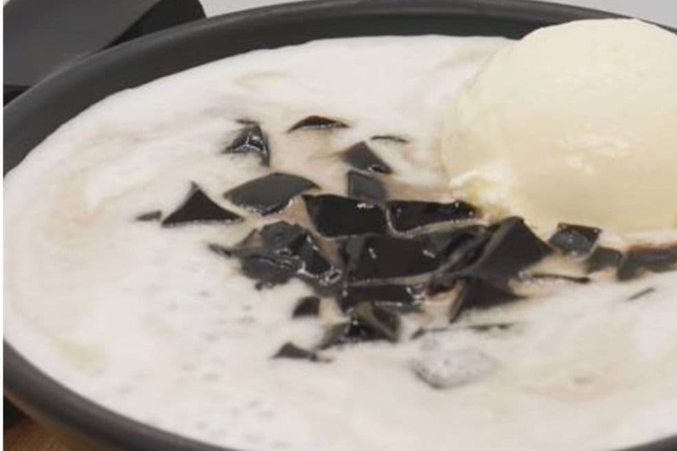 J4. Grass Jelly Sago in Coconut Milk with Ice Cream 雪糕涼粉椰汁西米露