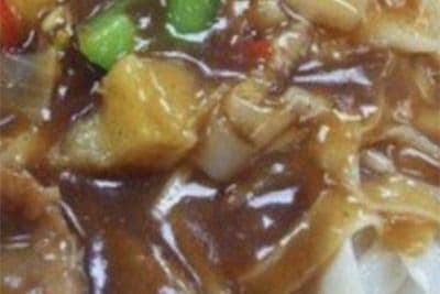 F11. Beef with Satay Sauce on Fried Rice Noodle 沙爹牛河