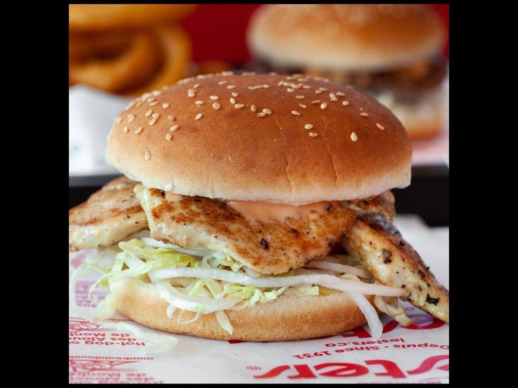GRILLED CHICKEN BURGER*