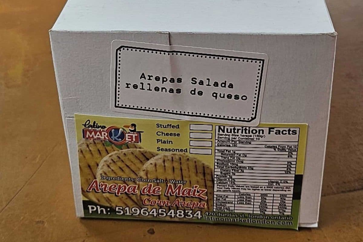 Salty arepas stuffed with cheese (box with 6 arepas)