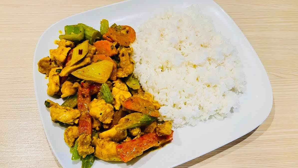 20P. Peanut Sate Stir-Fried Meat & Vegetables on Steamed Rice