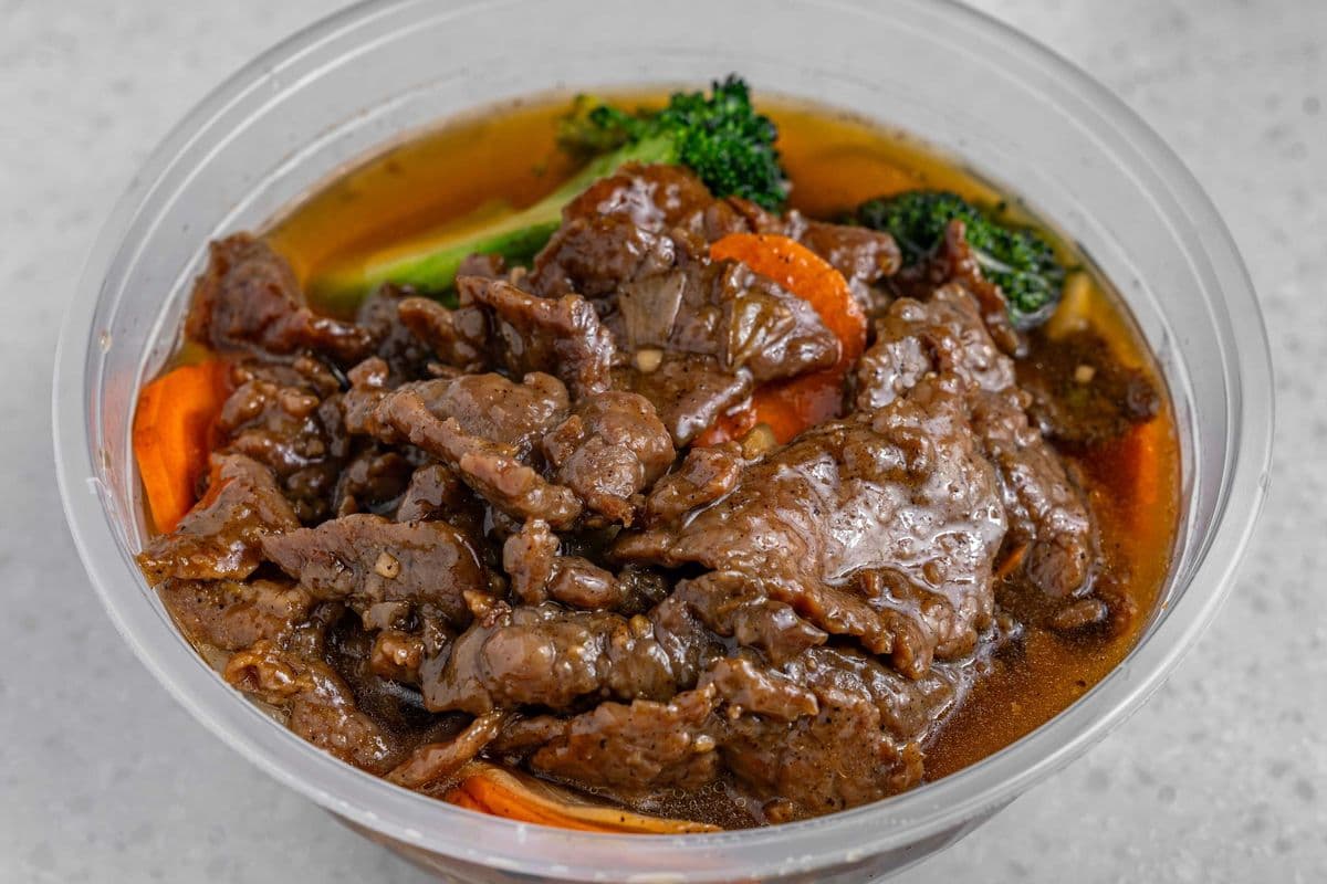 L. Soupe aux boeuf poivre noir avec broccoli et nouilles/ Black pepper beef noodles soup