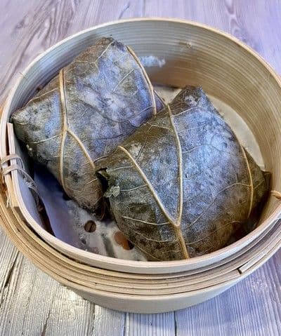 Sticky Rice with Meat in Lotus Leaf (2 pcs) / 糯米鸡