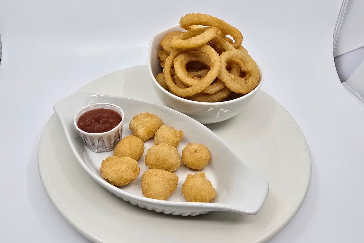 Breaded Scallops (8 pcs) and Onion Rings