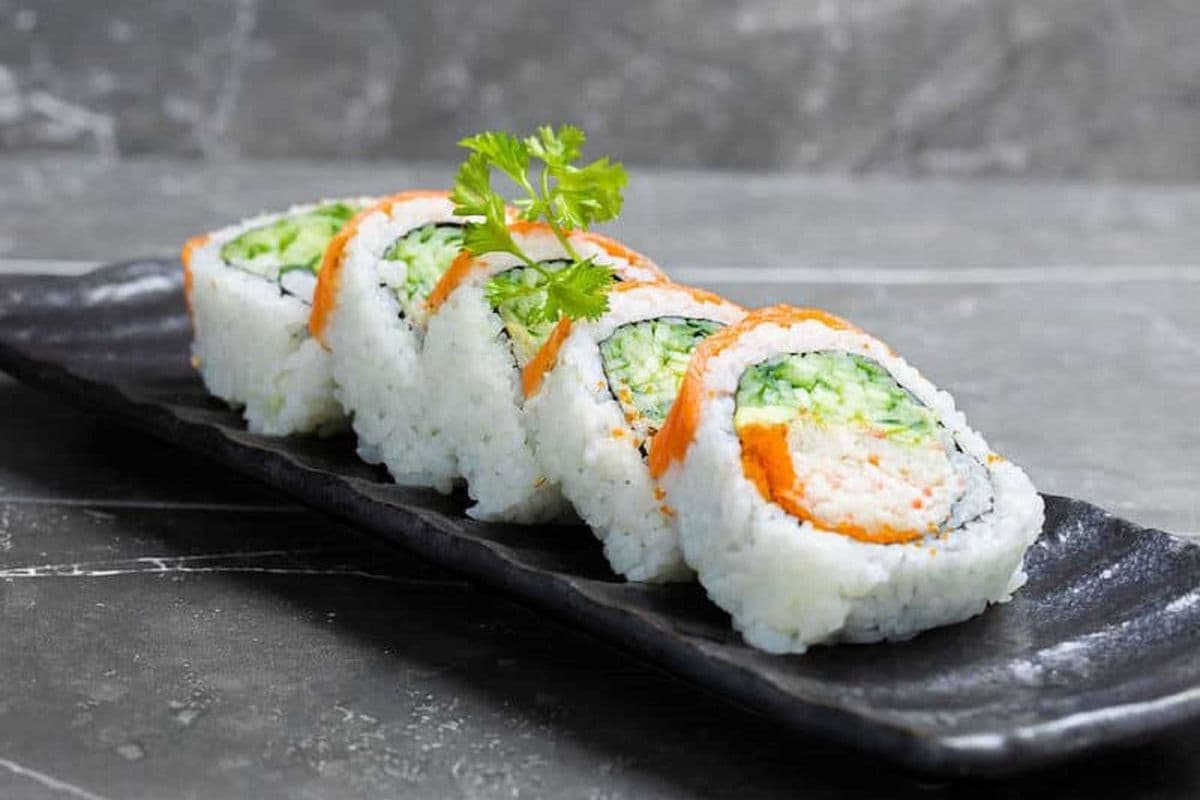 Smoked Salmon Roll - Maki Sushi