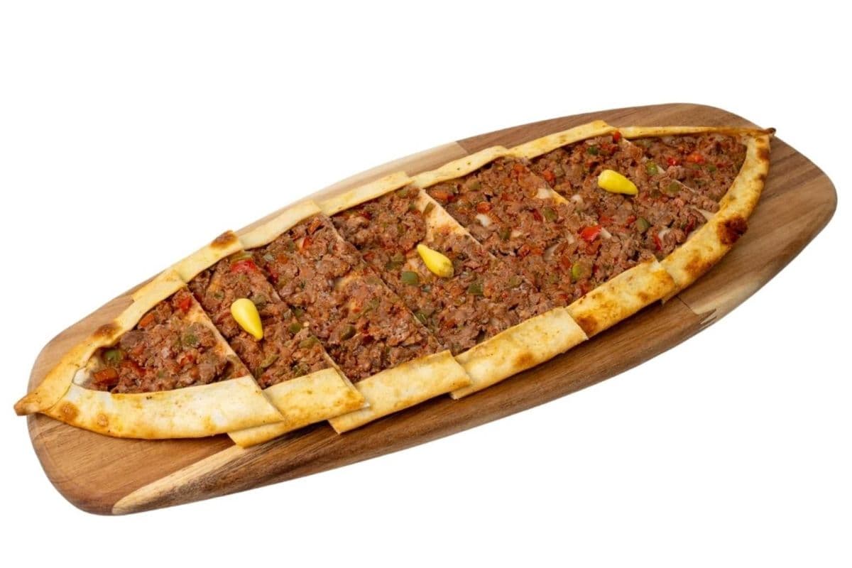 Kusbasili Pide (Minced Veal Pide)