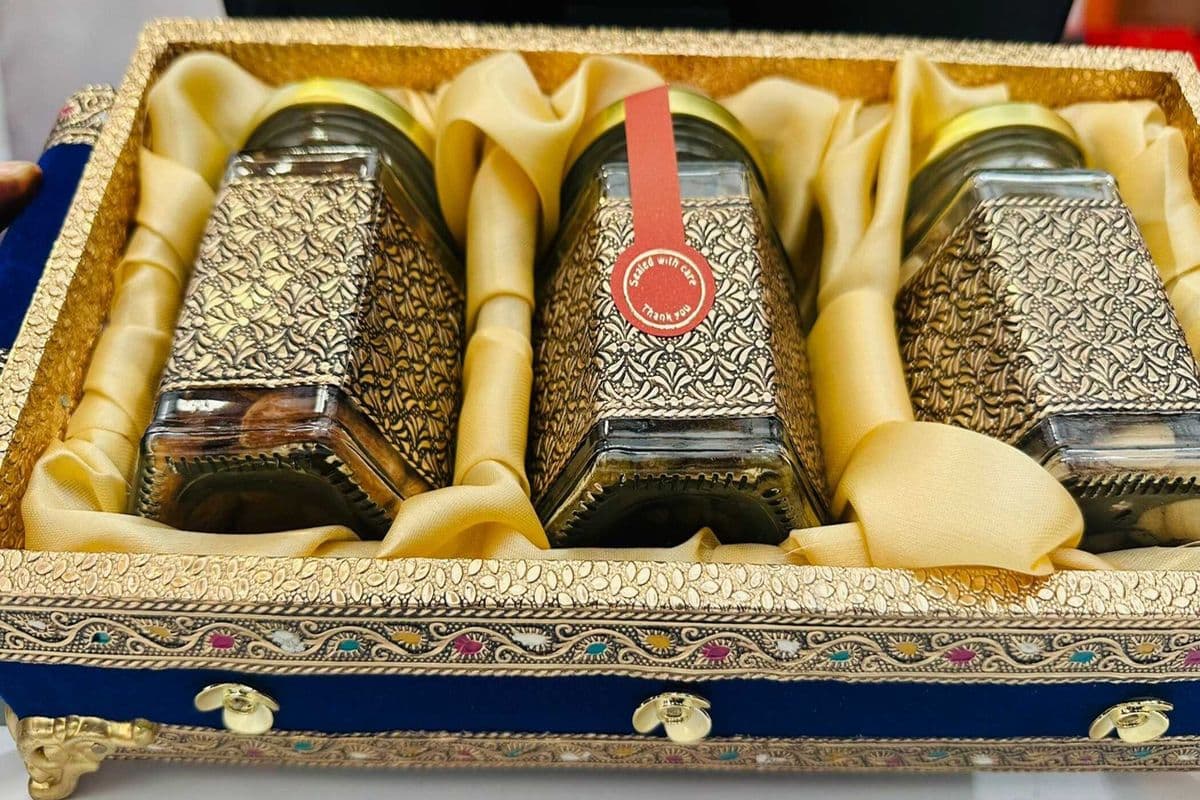 Blue hamper with 3 Jar