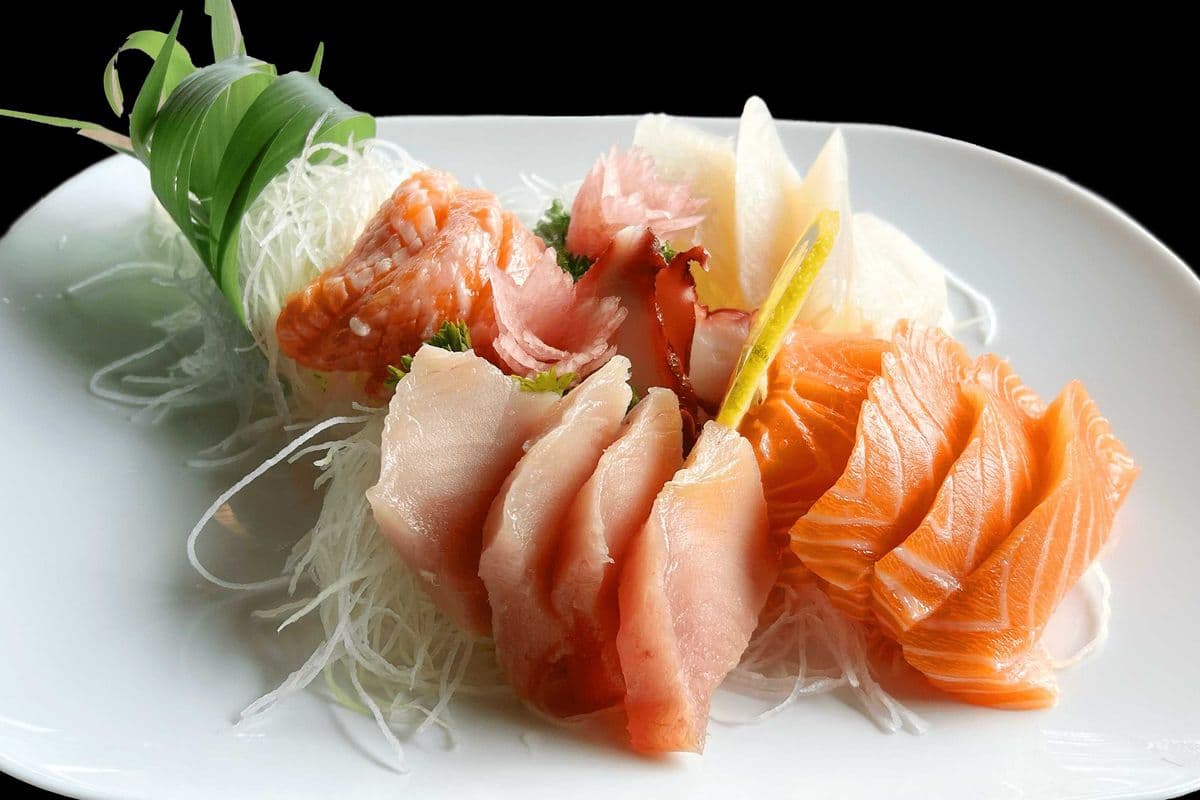 Assorted Sashimi (9 pcs)