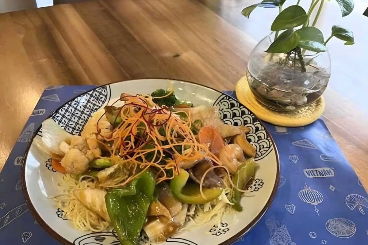M29.3 - Pork Cantonese Chow mien Noodles