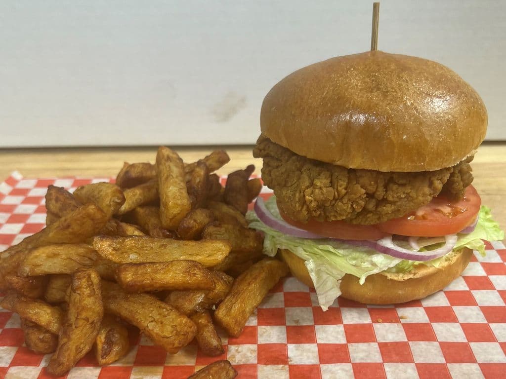ASSIETTE DE BURGER POULET CROUSTILLANT/PLATE OF CRISPY CHICKEN BURGER