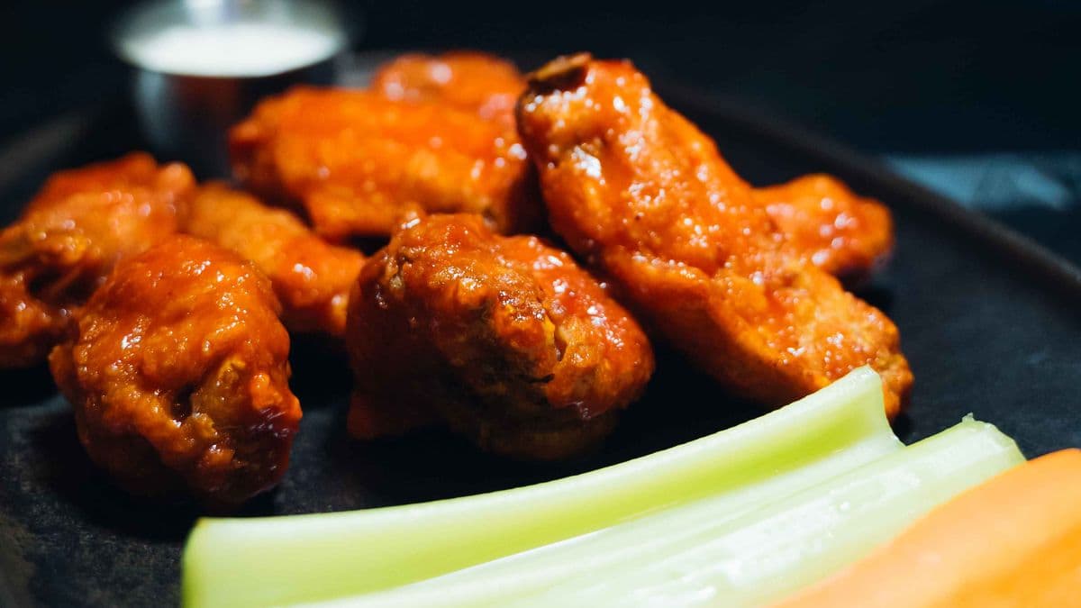 1lb Wings, Veggies, and Dip