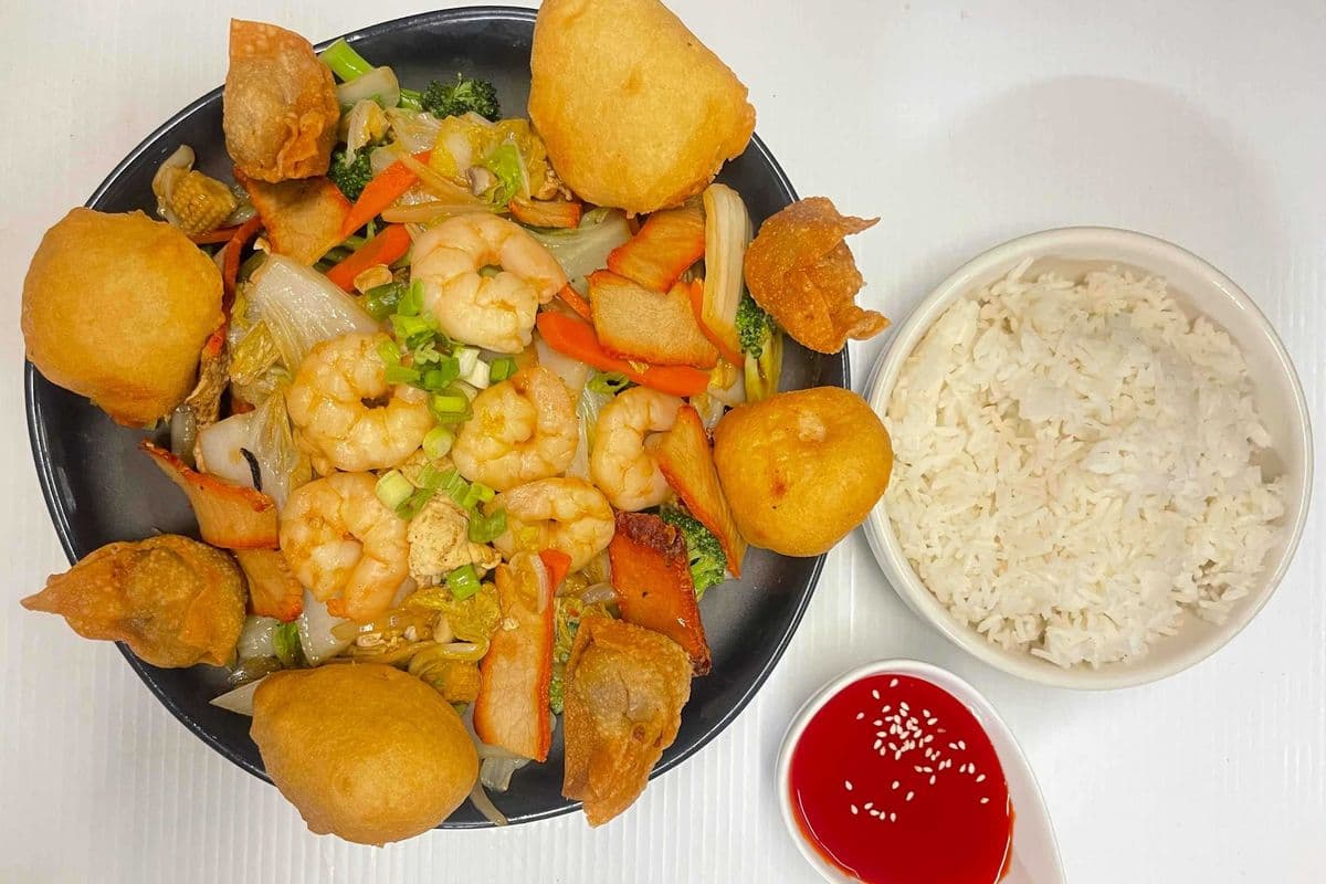 Dai Jug Woey for 2 st (chicken,10 bbq pork, 6 shrimp, 4 chic balls, 4 wontons, sauce, steamed rice)
