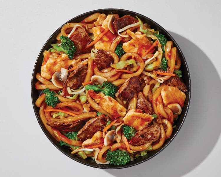Teppanyaki au poulet et au bœuf avec nouilles