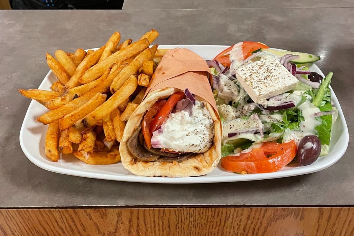 Assiette de gyros sur pita