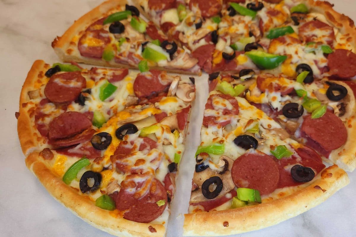 Large Grandslam With Olives + 3 FREE DRINKS