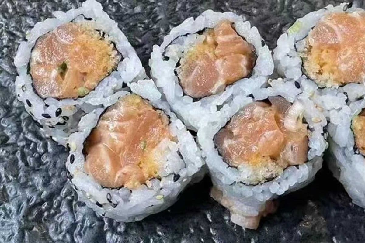 R13. Spicy Salmon Crispy Roll 辣三⽂⻥卷