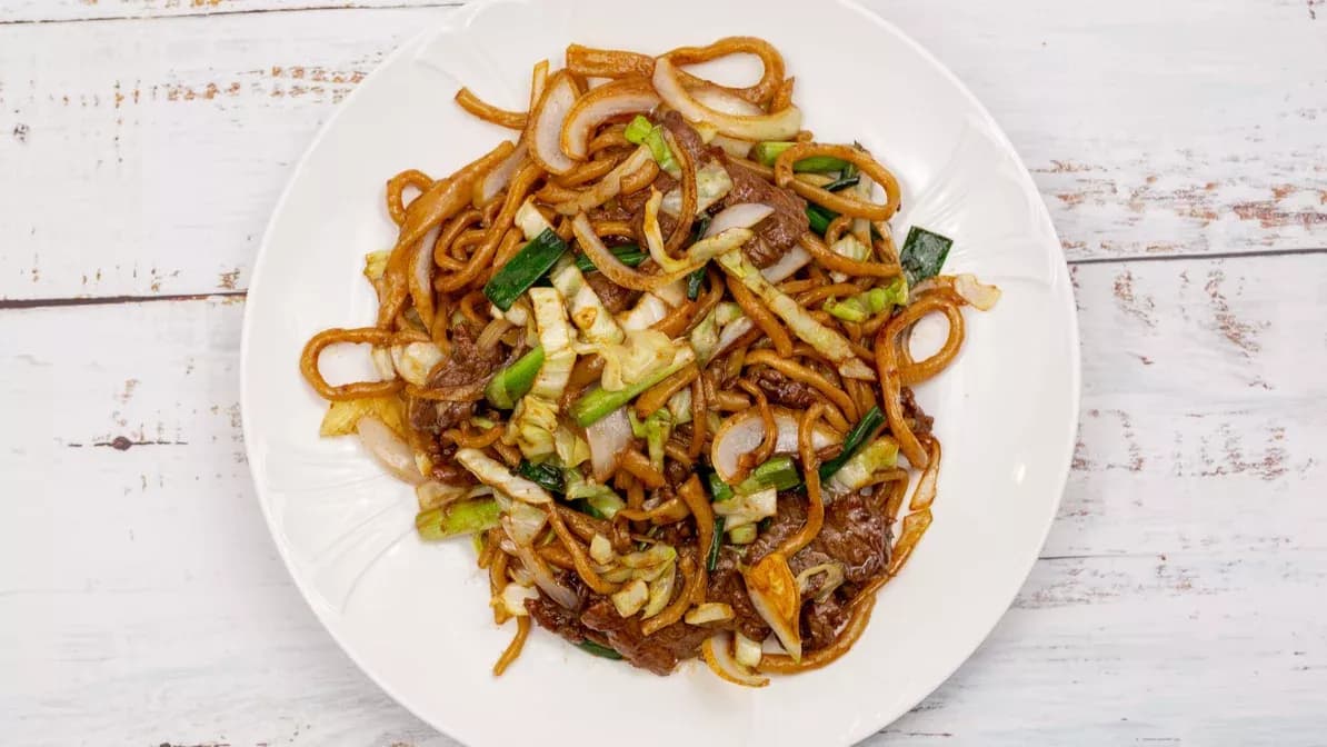 Stir-Fried Beef Noodles in Soy Sauce 牛肉炒拉面