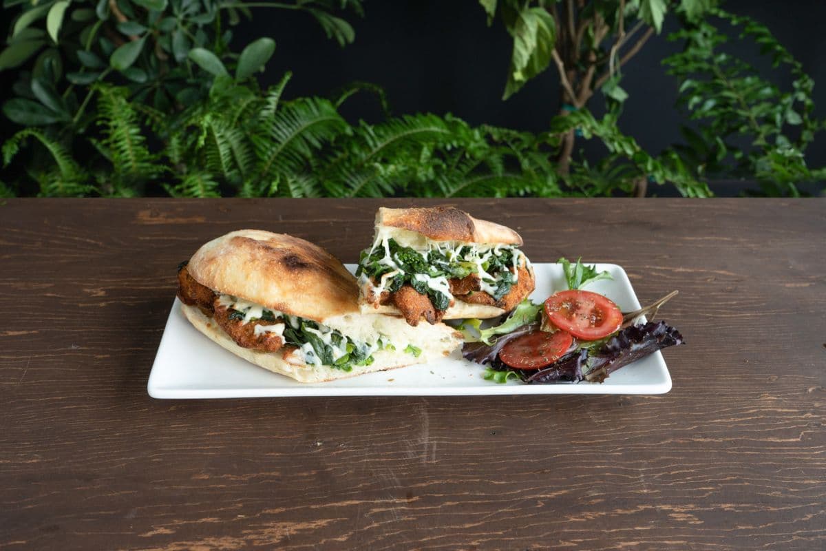 Poulet Cotoletta (Pané) avec brocoli Italienne et fromage provolone / Chicken Cutlet with rapini and provolone cheese