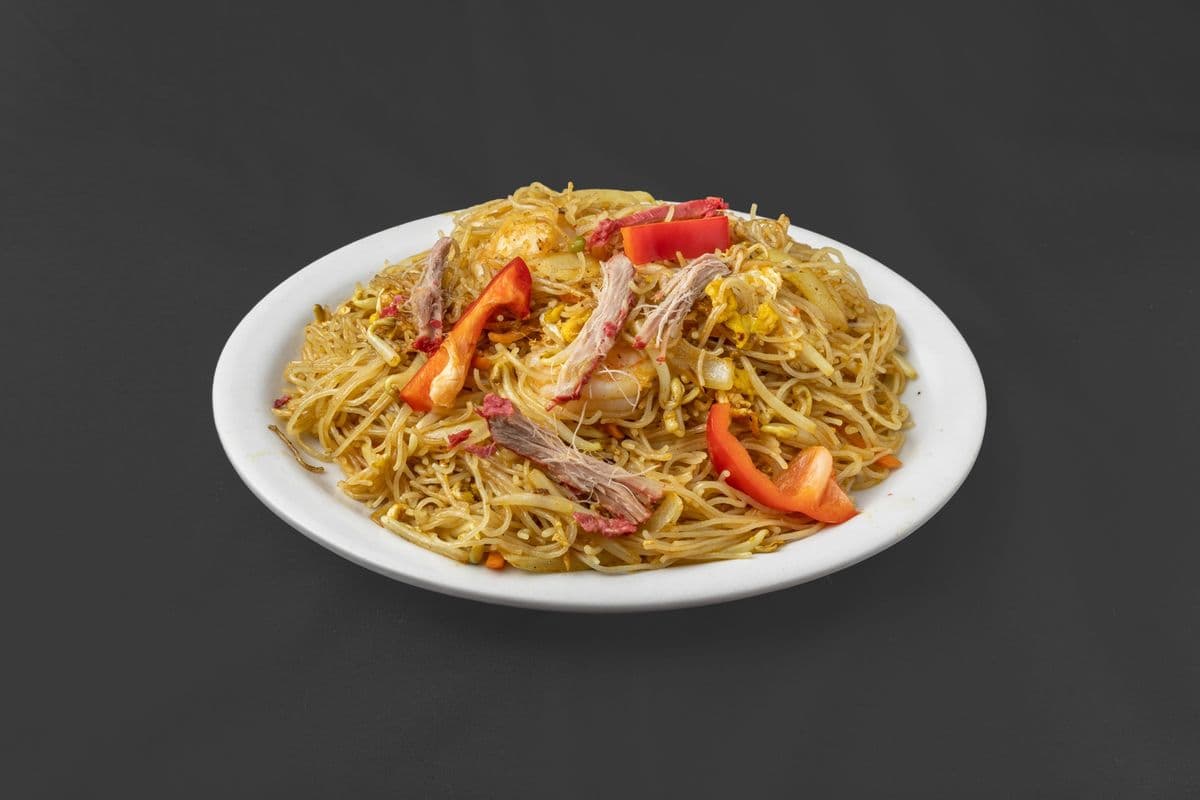 Nouilles frites du style singapour
