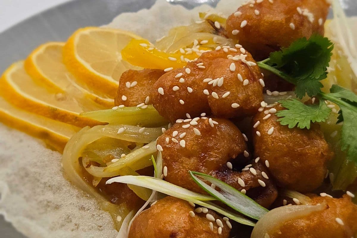 H15 - Special Lemon Chicken On Crunchy Rice Paper