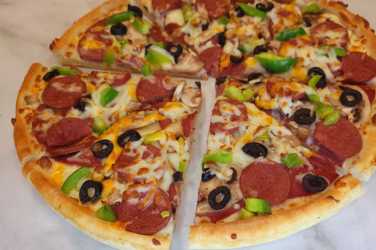 Medium Grandslam With Olives + 2 FREE DRINKS
