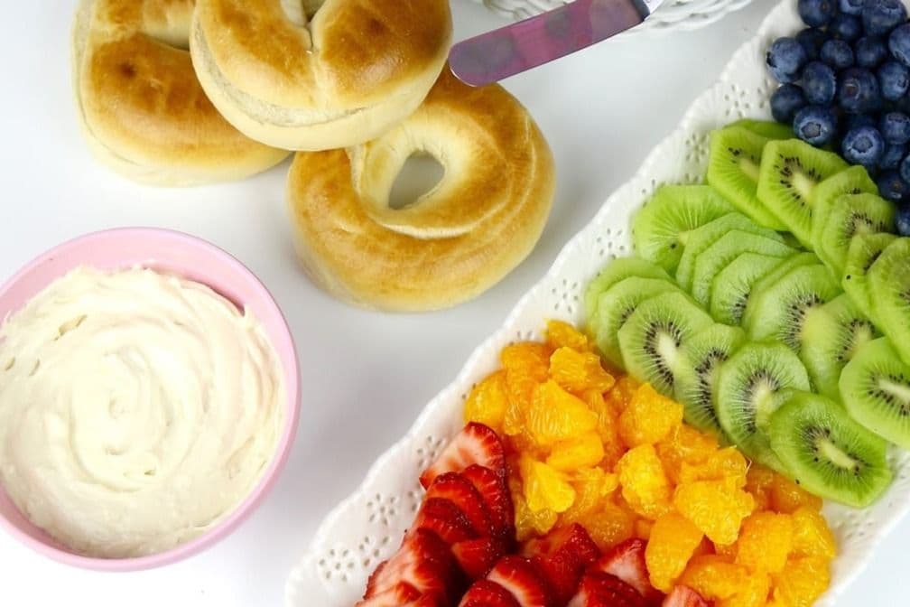 Trois Blancs d’Oeufs Avec bagel,fromage à la crème ou fromage cottage et fruits frais/Three White Eggs With a bagel, Cheese and Fresh Fruits