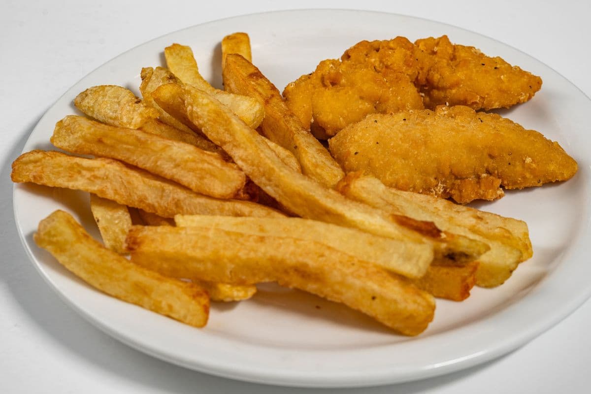 Kids' Chicken Fingers and Chips (590 Cal)