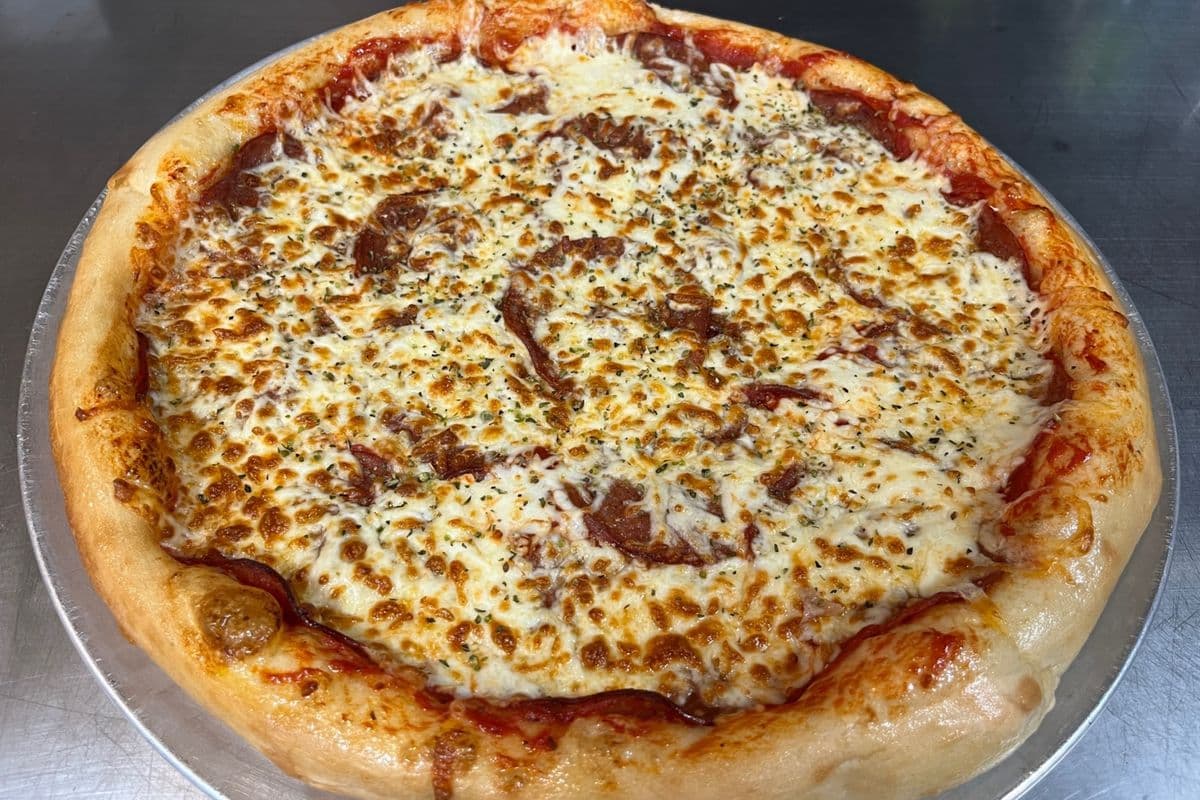 Pizza pepperoni et fromage / Pepperoni and Cheese Pizza (16 pouces)