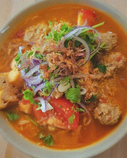 Pork & Crab Noodle Soup (Bun Rieu) / Soupe de nouilles au porc et au crabe (Bun Rieu)
