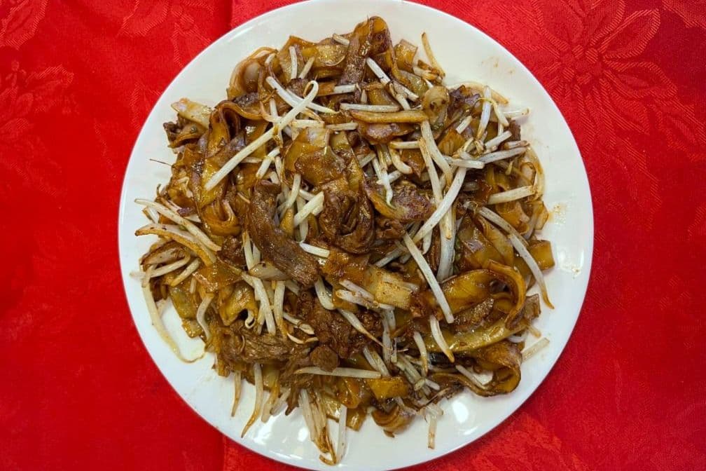 31 Beef with Flat Rice Noodles (Beef Chow Fun)