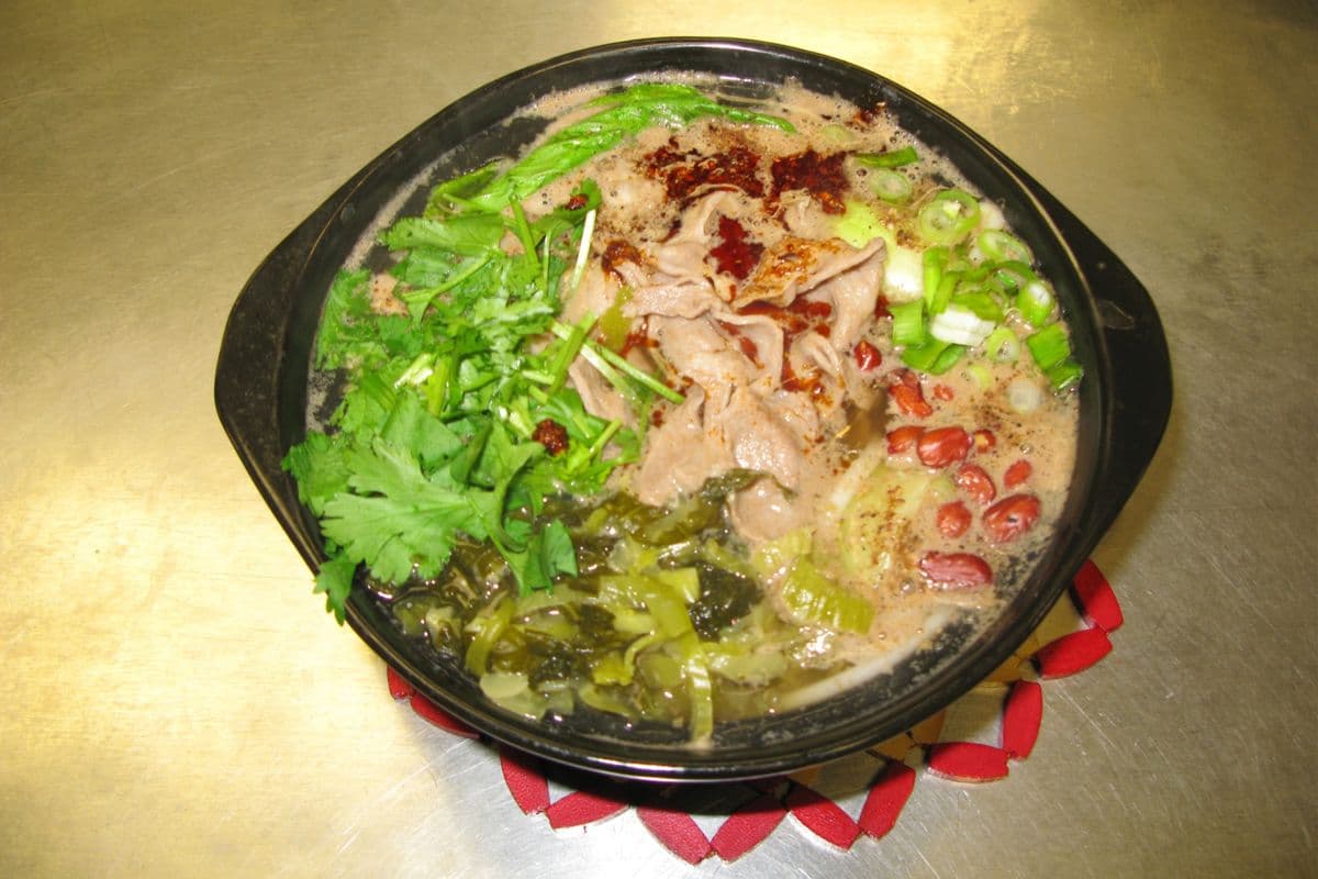 16. Sliced Beef Rice Noodle Soup 肥牛米粉
