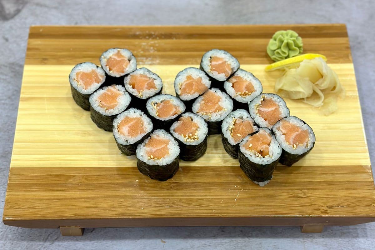 Salmon Roll (8pc)
