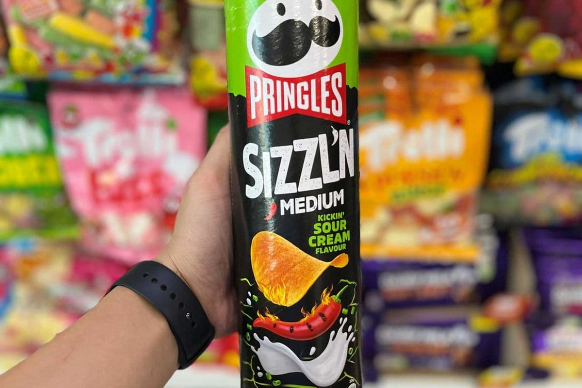 (UK) PRINGLES SIZZL'N MEDIUM KICKIN' SOUR CREAM - 180G